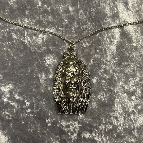 DEADSTOCK VINTAGE KISS GENE SIMMONS NECKLACE - Picture 2 of 3